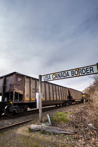 Surrey, Kanada - 29 Mar 2020: BNSF Demiryolu araçları Kanada sınırında Soutbound — Stok fotoğraf
