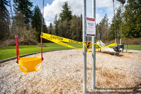 Surrey, Canadá - 29 de marzo de 2020: Parque infantil cerrado durante la pandemia de Covid-19 — Foto de Stock