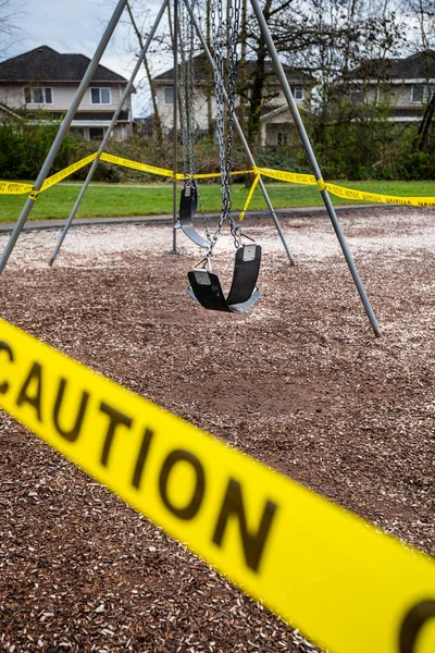 Surrey, Kanada - 29. März 2020: Spielplatz wegen Coronavirus-Pandemie geschlossen — Stockfoto