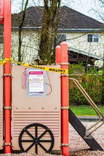 Surrey, Canadá - 29 de marzo de 2020: Se cierra el tobogán del parque infantil debido a la pandemia de Covid-19 — Foto de Stock