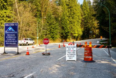 Kuzey Vancouver, Kanada - 7 Nisan 2020: Mt. Covid-19 salgını sırasında Seymour İl Parkı ve kayak alanı