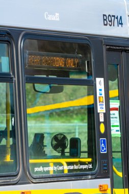 N. Vancouver, Kanada - 7 Nisan 2020: Yolculara Covid-19 salgını sırasında arka kapıdan girmeleri için mesaj gösteren toplu taşıma otobüsü