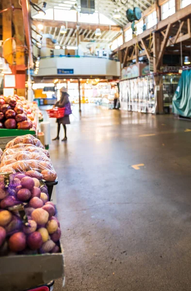 Vancouver, Canada - 7 apr 2020: Maak shopper in lege Granville Island Public Market ambachtelijke ruimte tijdens Covid-19 pandemie — Stockfoto