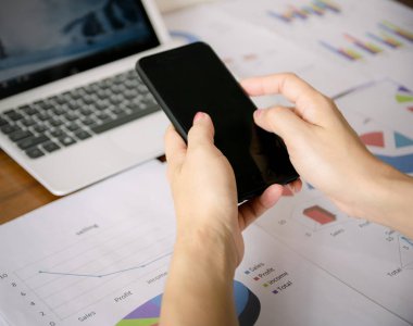 İş dünyasından bilgisayara Masanın üstünde insan işi