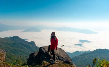 Uçurumun tepesindeki insan seyahat için tırmanıyor. 