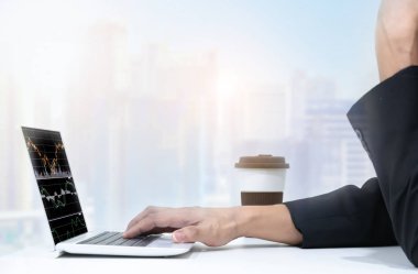 İş Adamı Liderleri, bilgisayar teknolojisi Şehir Arkaplanı ile analiz grafiği