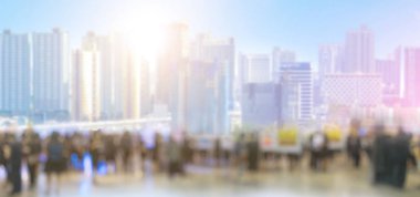 Şehir arka planındaki ve yüksek binalardaki insanlar görüntüleri bulanıklaştırdı