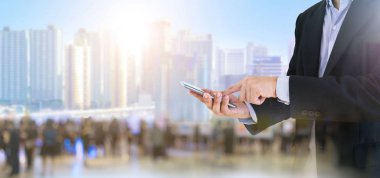 İş adamları iletişim teknolojisini kullanarak akıllı telefonları ellerinde tutuyorlar.