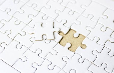 Başarılı olmak için beyaz yapboz konseptinin eksik parçalarını doldur