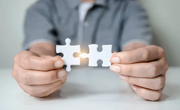 Vul Ontbrekende Delen Van Hand Witte Puzzel Concept Voor Succes — Stockfoto