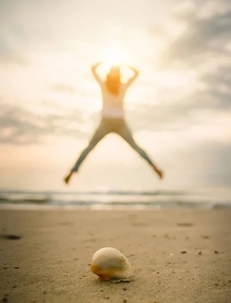 Раковины Пляже Женщины Прыгать Счастливый Отпуск Путешествия — стоковое фото