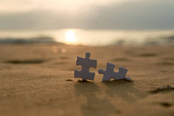 Decoupeerzaag Het Strand Zand Bijpassende Puzzelstukjes Samen — Stockfoto