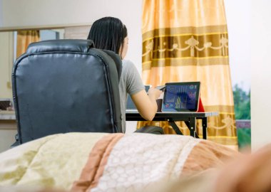 İş için yatak odasındaki Evden Çalışmalar