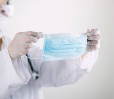 Maske virüsünü koruyan doktor mikropları ve grip koronavirüsü COVID-19 