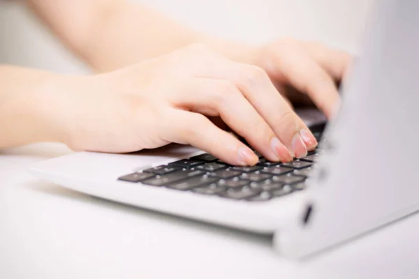 Mulher Mão Pressionando Conceito Teclado Computador Negócios Trabalhando Escritório Trabalhar — Fotografia de Stock