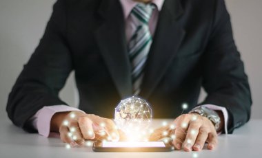 NASA tarafından desteklenen bu görüntünün elementlerinin dünyadaki internet iletişim ağı sistemi