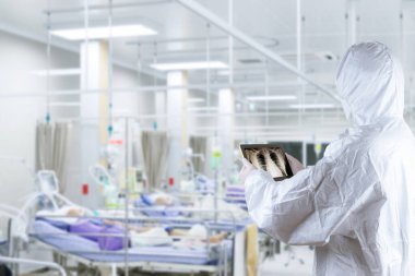 Bir doktor, zatürree iltihaplı kişisel koruyucu ekipman virüsü koruma tedavisi uyguladı.