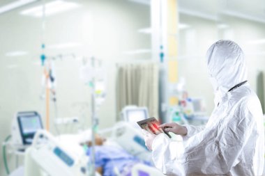 Bir doktor, zatürree iltihaplı kişisel koruyucu ekipman virüsü koruma tedavisi uyguladı.