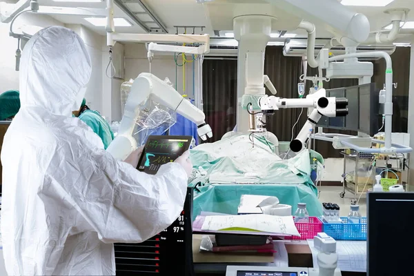 Arts Controleert Medische Robot Patiënten Behandelen — Stockfoto