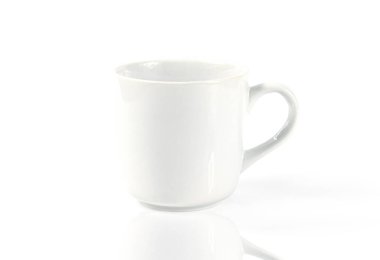 Beyaz bir arka planda kahve fincanı.