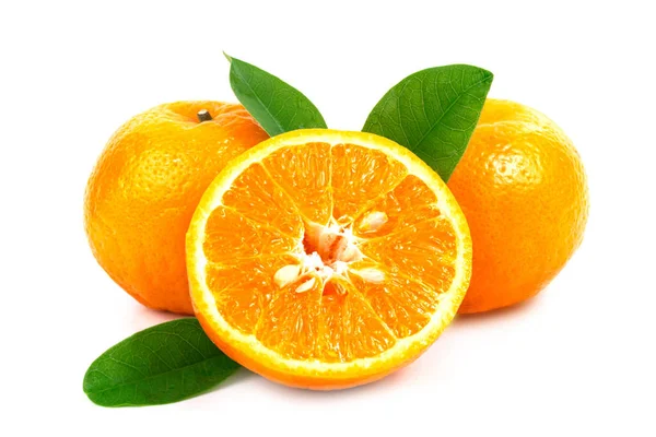 Świeże Owoce Pomarańczowe Liśćmi Białym Tle — Zdjęcie stockowe