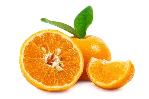 Свежий Фруктовый Апельсин Листьями Белом Фоне — стоковое фото