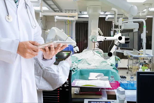 Arts Controleert Medische Robot Patiënten Behandelen — Stockfoto