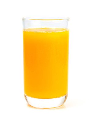 Beyaz arka planda portakal suyu ve meyveler