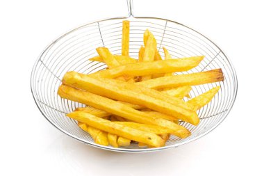 Beyaz arka planda patates kızartması.