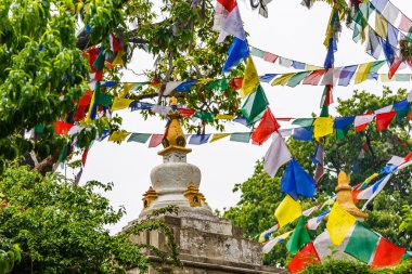 Küçük stupa ve dua bayrakları sallayarak