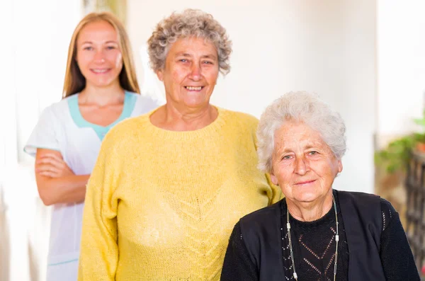 Cuidado de ancianos en el hogar — Foto de Stock