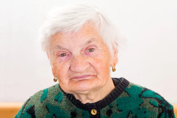 Porträtt av äldre kvinna ler mot kameran — Stockfoto