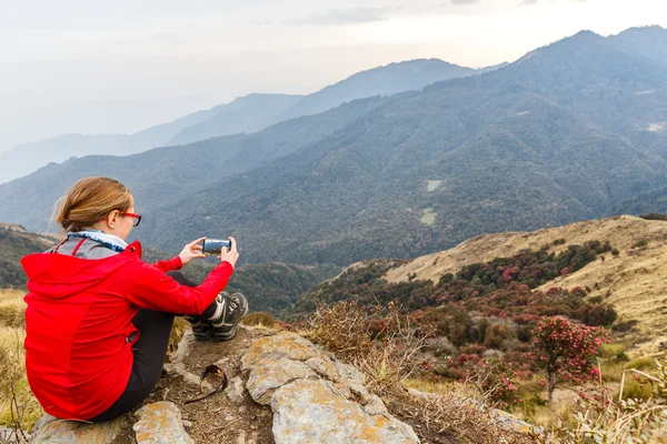 Unga hiker turist tar foto — Stockfoto