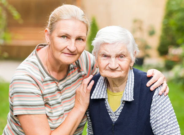 Пожилая женщина с дочерью — стоковое фото