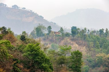 Hava kirliliği ve dağ manzarası