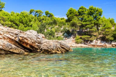 Güzel Adriyatik kayalık sahil şeridi