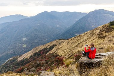 Genç uzun yürüyüşe çıkan kimse turist alarak fotoğraf