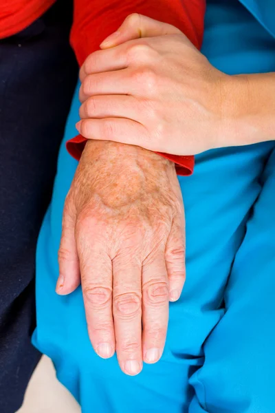 Jeune médecin donner un coup de main pour femme âgée — Photo