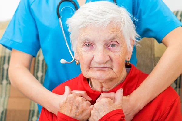 Foto de la anciana y el médico — Foto de Stock