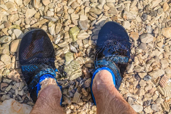 Homem de sapatos de água — Fotografia de Stock