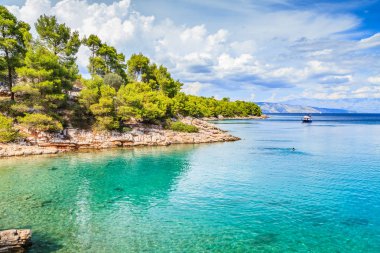 Güzel Adriyatik kayalık sahil şeridi
