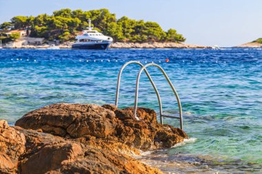 Güzel Adriyatik kayalık sahil şeridi