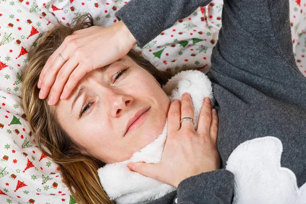 Mujer enferma que contrae gripe —  Fotos de Stock