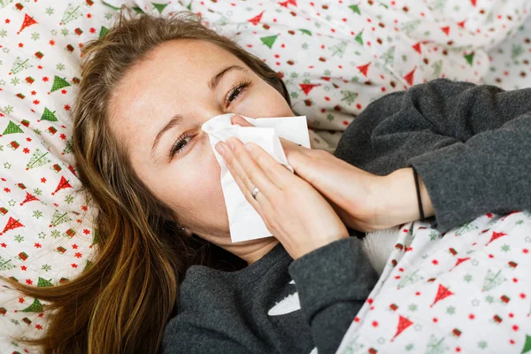 Mujer enferma que contrae gripe —  Fotos de Stock