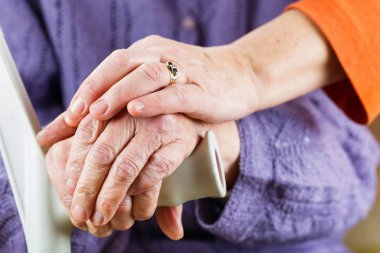 sopa üzerinde oturan yaşlı eller