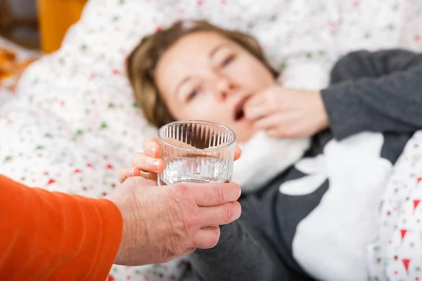 Grip hasta bir kadın — Stok fotoğraf
