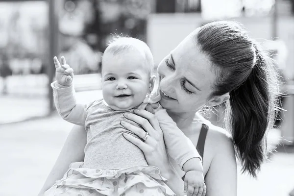 Entzückendes kleines Mädchen und ihre Mutter — Stockfoto