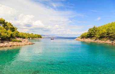 Güzel Adriyatik kayalık sahil şeridi
