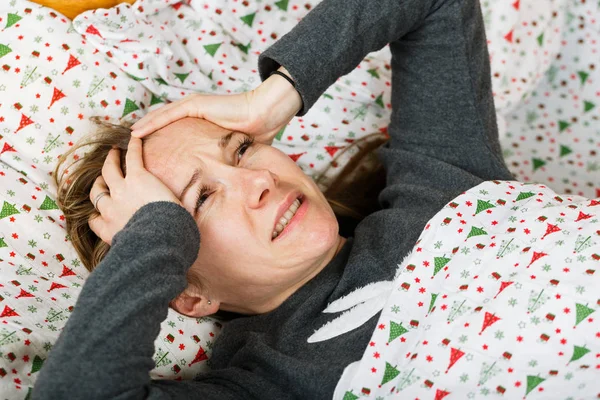 Junge Frau mit Kopfschmerzen — Stockfoto