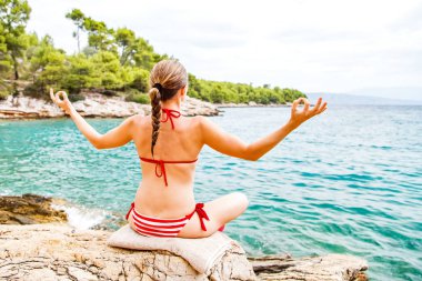 Genç kadın meditasyon yapıyor.